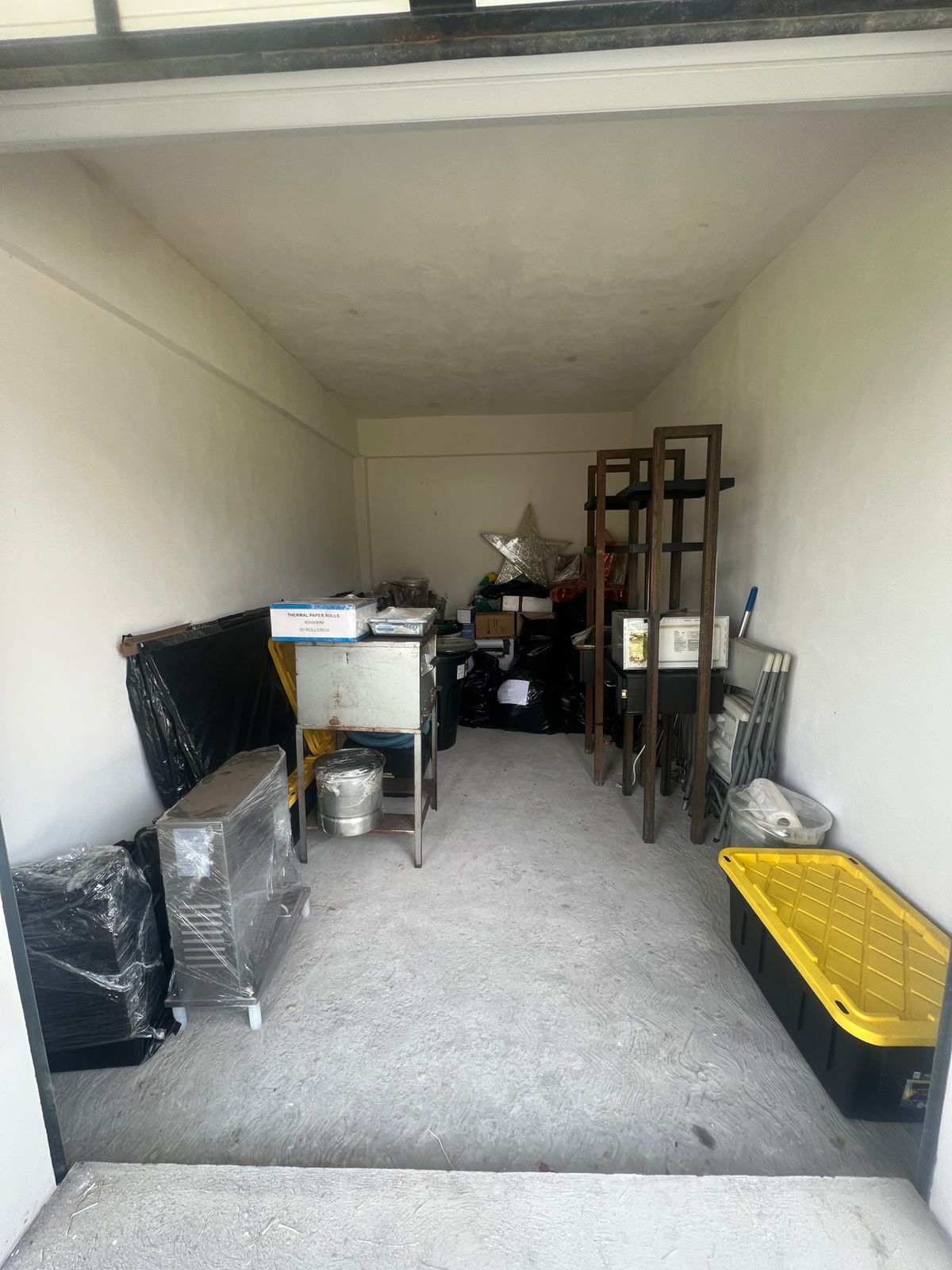 Bodega con almacenamiento organizado de cajas y equipo
