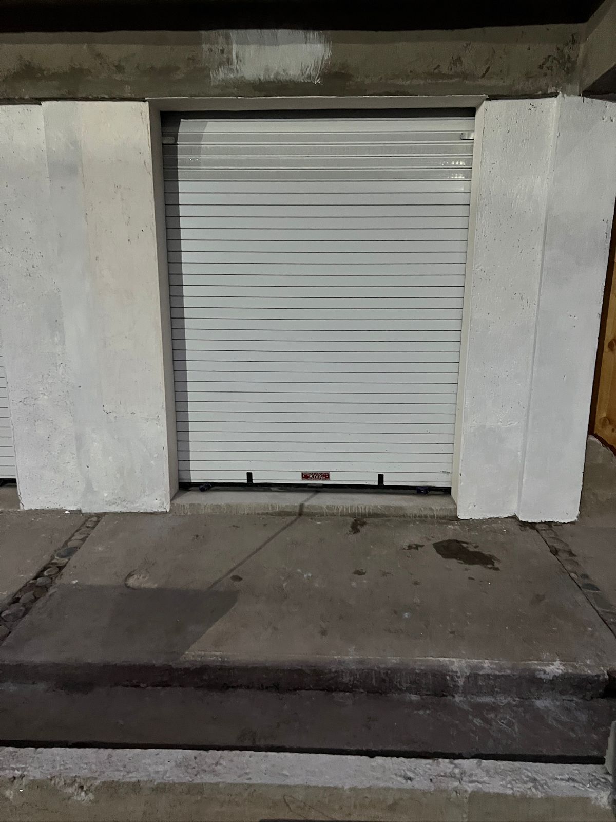 Bodega con cortina metálica de acero resistente