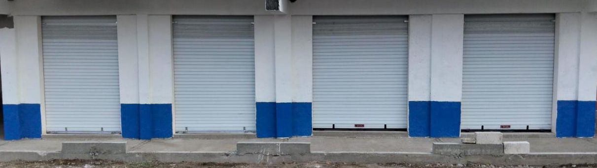 Fachada de bodegas con cortinas metálicas en Bodegas Moshe Cuernavaca