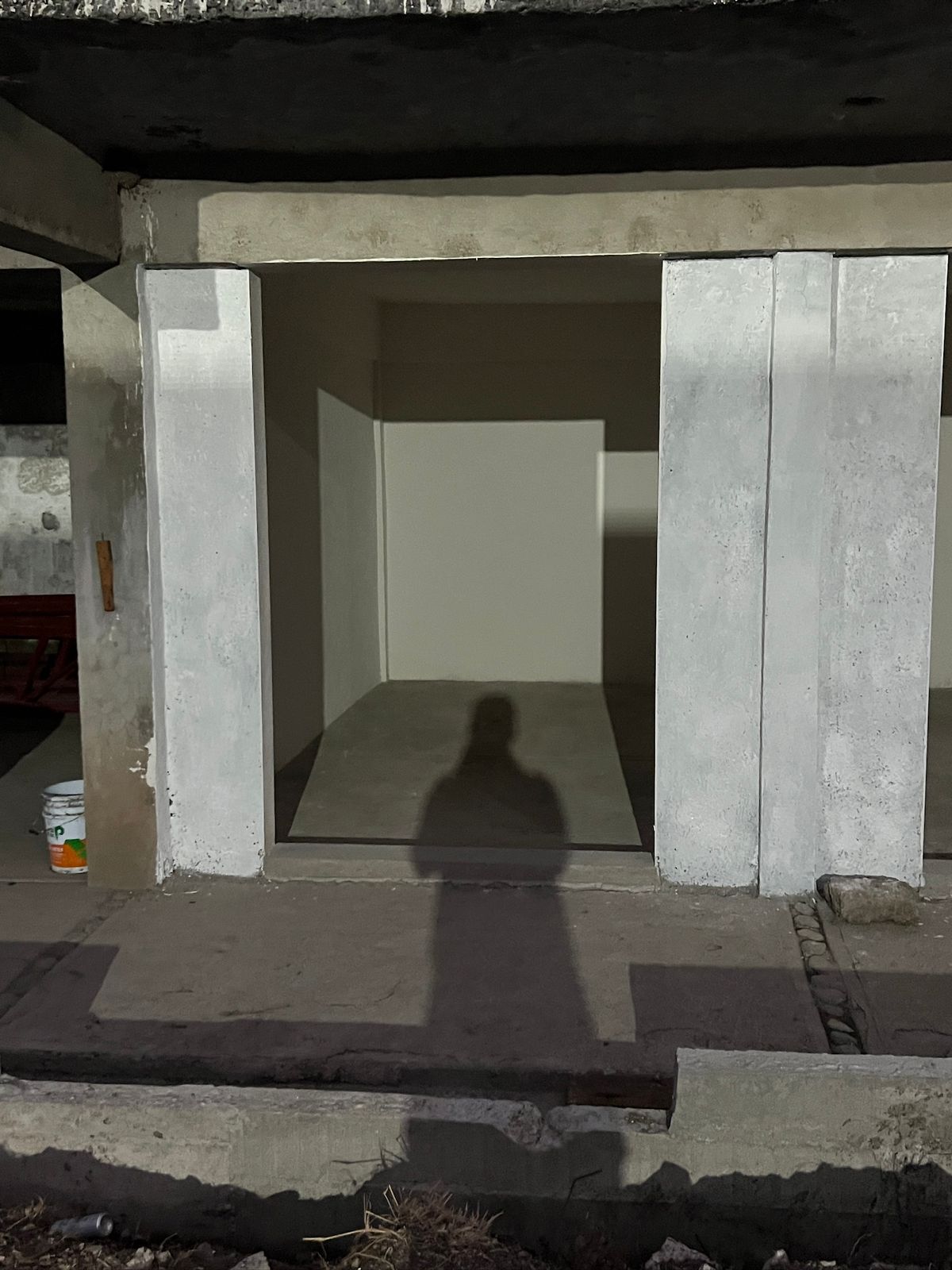 Interior de bodega vacía lista para guardar tus pertenencias